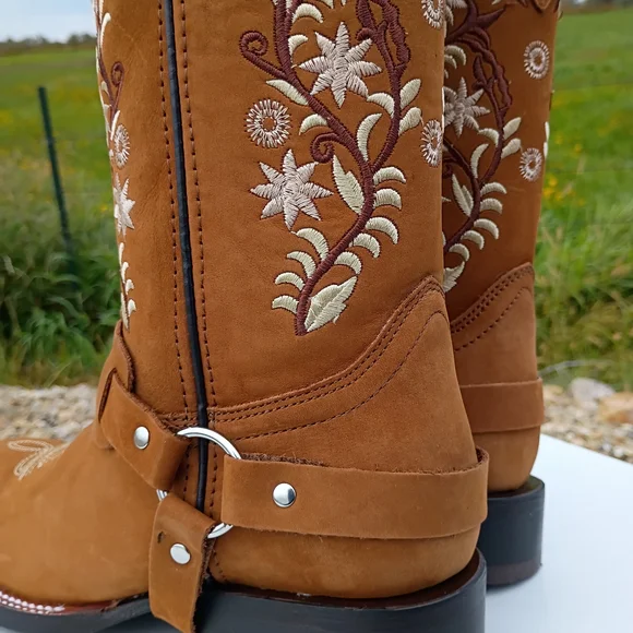 Embroidered Leather Tan Cowboy Boots - Picture 3 of 6